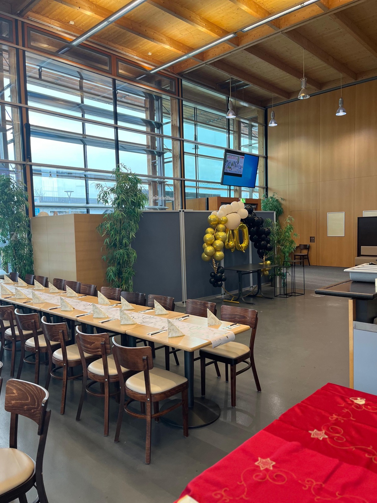 Eventhalle mit Ballondekoration für eine Feier in Poing