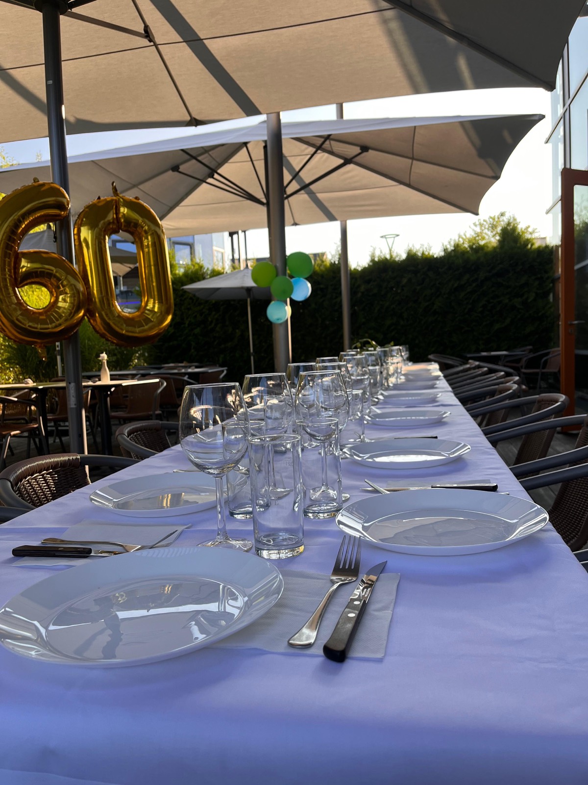 Gartenparty mit Ballons auf der Terrasse